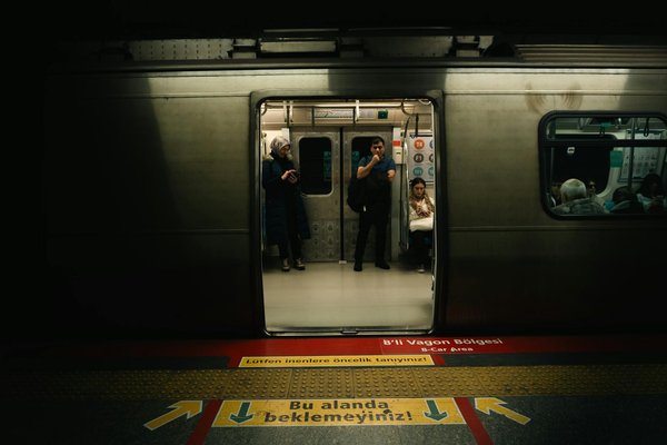 Comment créer des espaces de jeux écologiques pour les enfants dans les parcs urbains ?